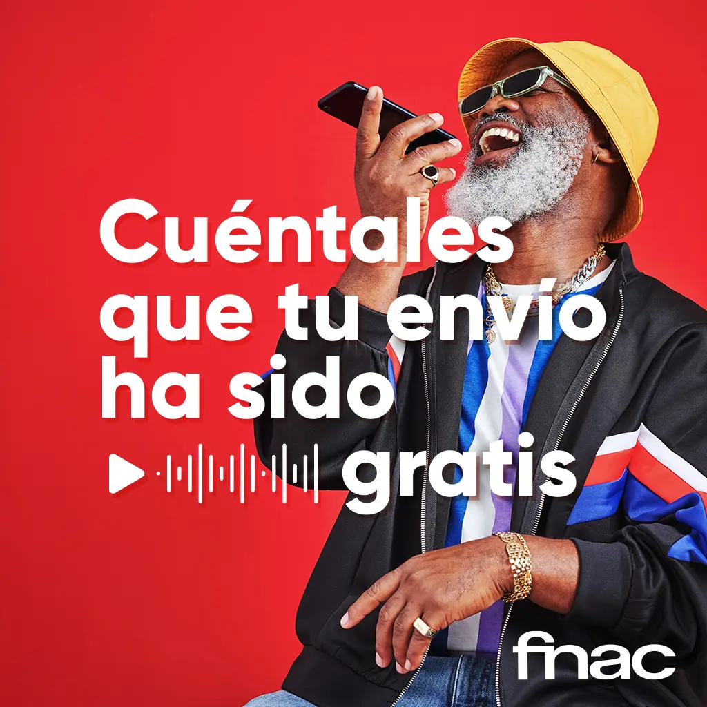 Hombre mayor con sombrero amarillo y estilo urbano habla por el móvil entre risas sobre fondo rojo. Anuncio de Fnac con el texto 'Cuéntales que tu envío ha sido gratis'