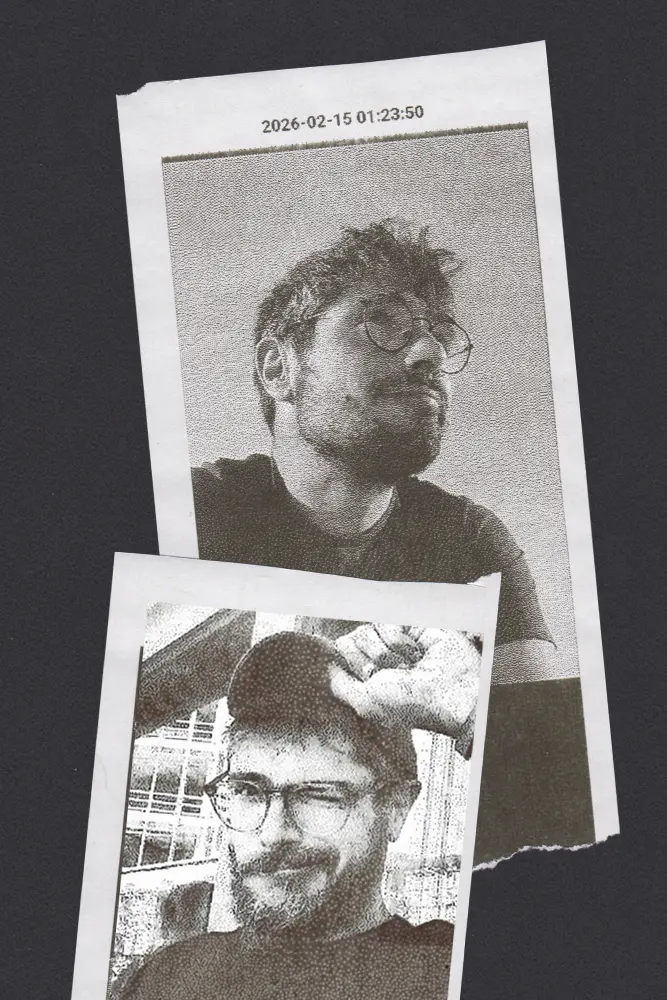 Dos fotografías de Álvaro Espinosa impresas en papel, estilo risografía en blanco y negro. La superior muestra su rostro mirando hacia arriba con fecha con gafas redondas; la inferior es un primer plano más cercano llevando una gorra de baseball.
